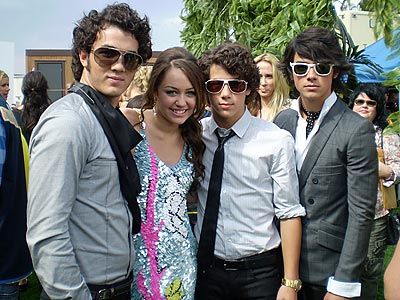 jonas_brothers02-thumb-400x300.jpg